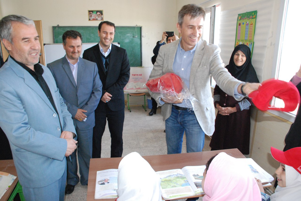 سفر سفیر سوئیس در ایران به اهر و بازدید از یک مدرسه