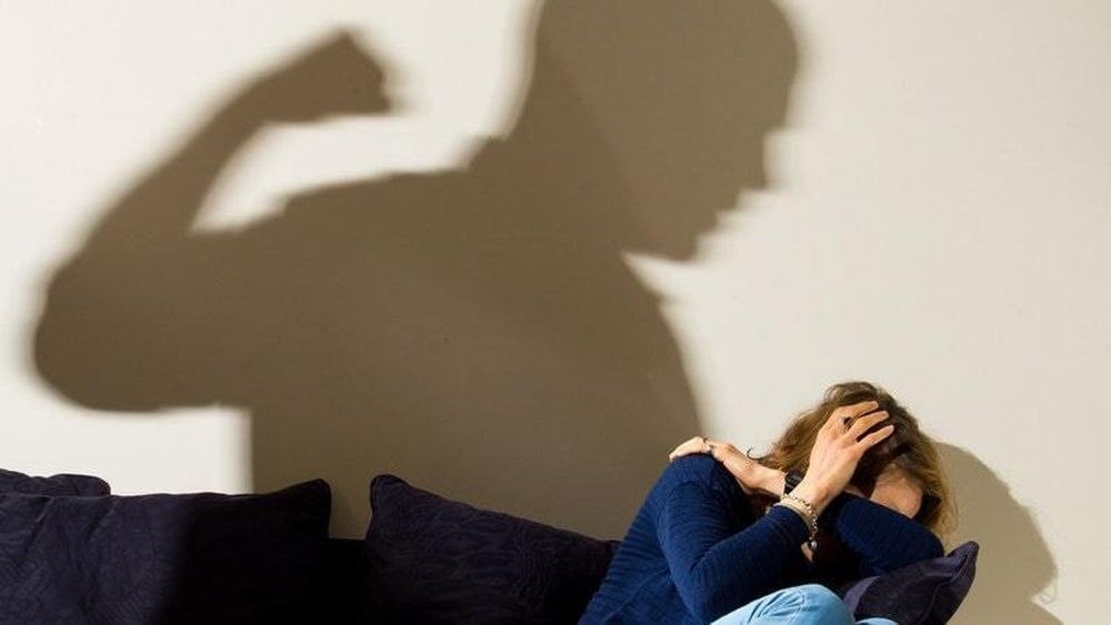 خشونت خانگی در خانه‌نشینی کرونا/ در این‌ شرایط چه باید کرد؟